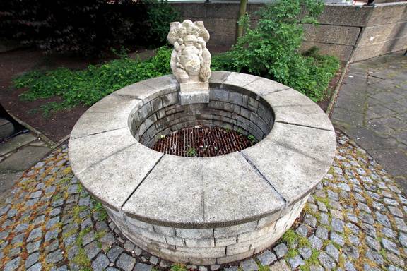 Brunnen 6449