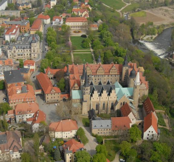 Merseburger Schloss-Dom-Ensemble Luftbild 2016 11 01b BN Kreisverwaltung Saalekreis