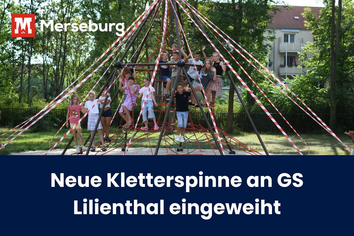 Grundschulkinder auf dem neuen Klettergerüst