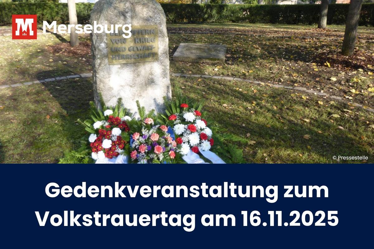 Der Gedenkstein für die Opfer von Krieg und Gewaltherrschaft auf dem Stadtfriedhof St. Maximi mit davor abgelegten Blumenkränzen; Titel des Artikels