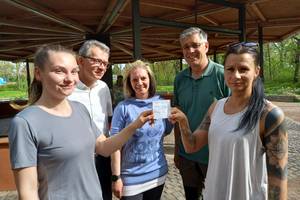 Gerd Heimbach mit Tierpflegern