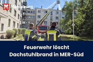 Die Feuerwehr löscht einen Dachstuhlbrand in Merseburg-Süd.