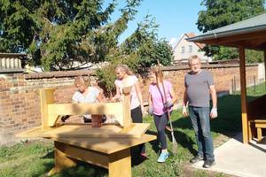 SauberMachathon Trebnitz © OT Trebnitz Trebnitzer streichen die Tische ihrer Schutzhütte