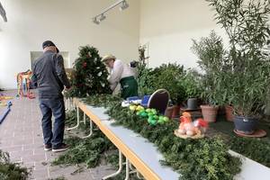 Vorbereitungen für den Osterbrunnen