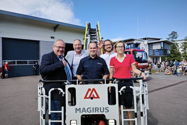 stadtrat marcus turré, stadtrat michael hayn, branschutzmeister aaron dornhoff, oberbürgermeister sebastian müller bahr, amtsleiterin bürger und ordnungsamt ulrike findeisen v.l.n.r.