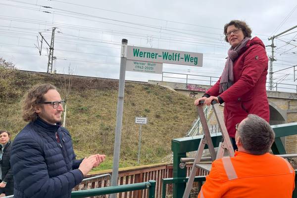 Tochter Andrea Wolff bringt das 1. Zusatzschild an © Pressestelle andrea wolff