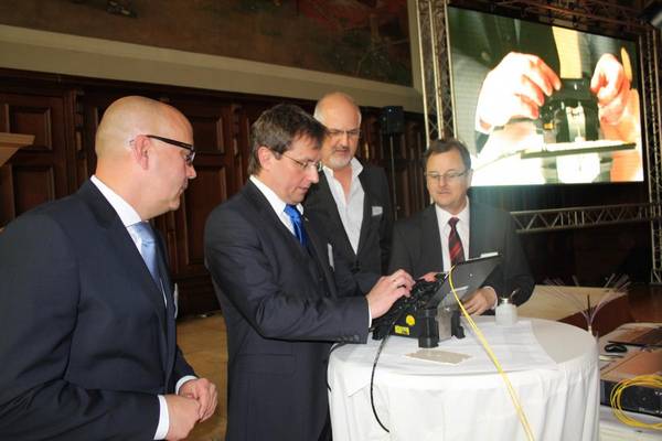 Oberbürgermeister Jens Bühligen gibt den Startschuss für die Inbetriebnahme des Breitbandnetzes der Stadtwerke Merseburg. startschuss