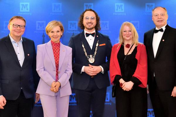Dr. Holger Kunde (Vereinigte Domstifter), Andrea Kathrin Loewig (Botschafterin der Merseburger Zaubersprüche), Sebastian Müller-Bahr (Oberbürgermeister), Beate Tippelt (Hüterin der Zaubersprüche) und Michael Hayn (Stadtratsvorsitzender) © Danny Pockrandt (miografico) neujahrsempfang