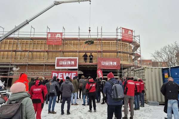 Der Rohbau steht: Richtfest beim künftigen Rewe am Roßmarkt © Pressestelle 20250213 141450