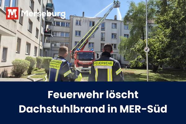 Die Feuerwehr löscht einen Dachstuhlbrand in Merseburg-Süd.