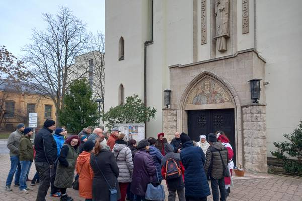 Begrüßung vor der Kirche © Pressestelle stadtführung 6.01.2024
